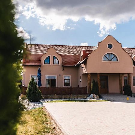Motel ARD Sarovce Buitenkant foto