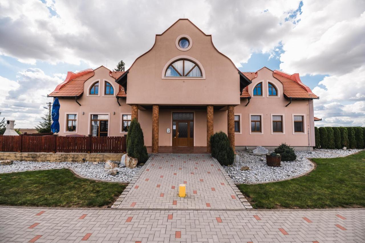 Motel ARD Sarovce Buitenkant foto