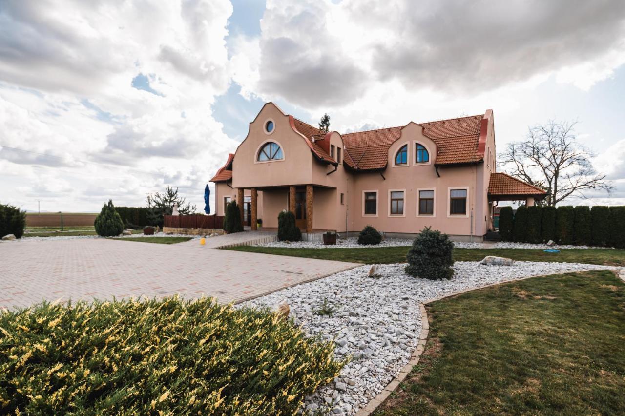 Motel ARD Sarovce Buitenkant foto