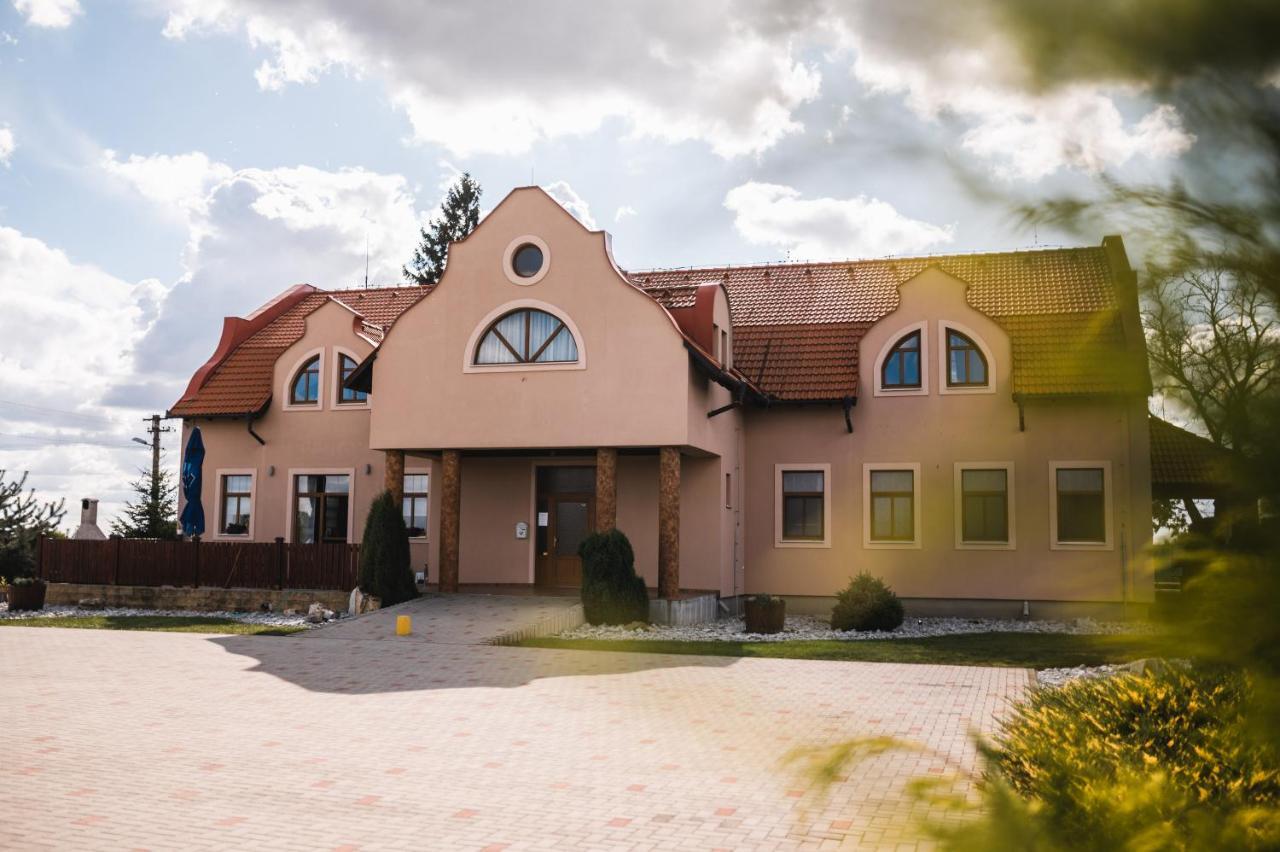 Motel ARD Sarovce Buitenkant foto