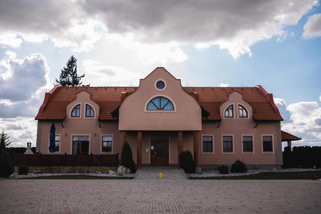 Motel ARD Sarovce Buitenkant foto