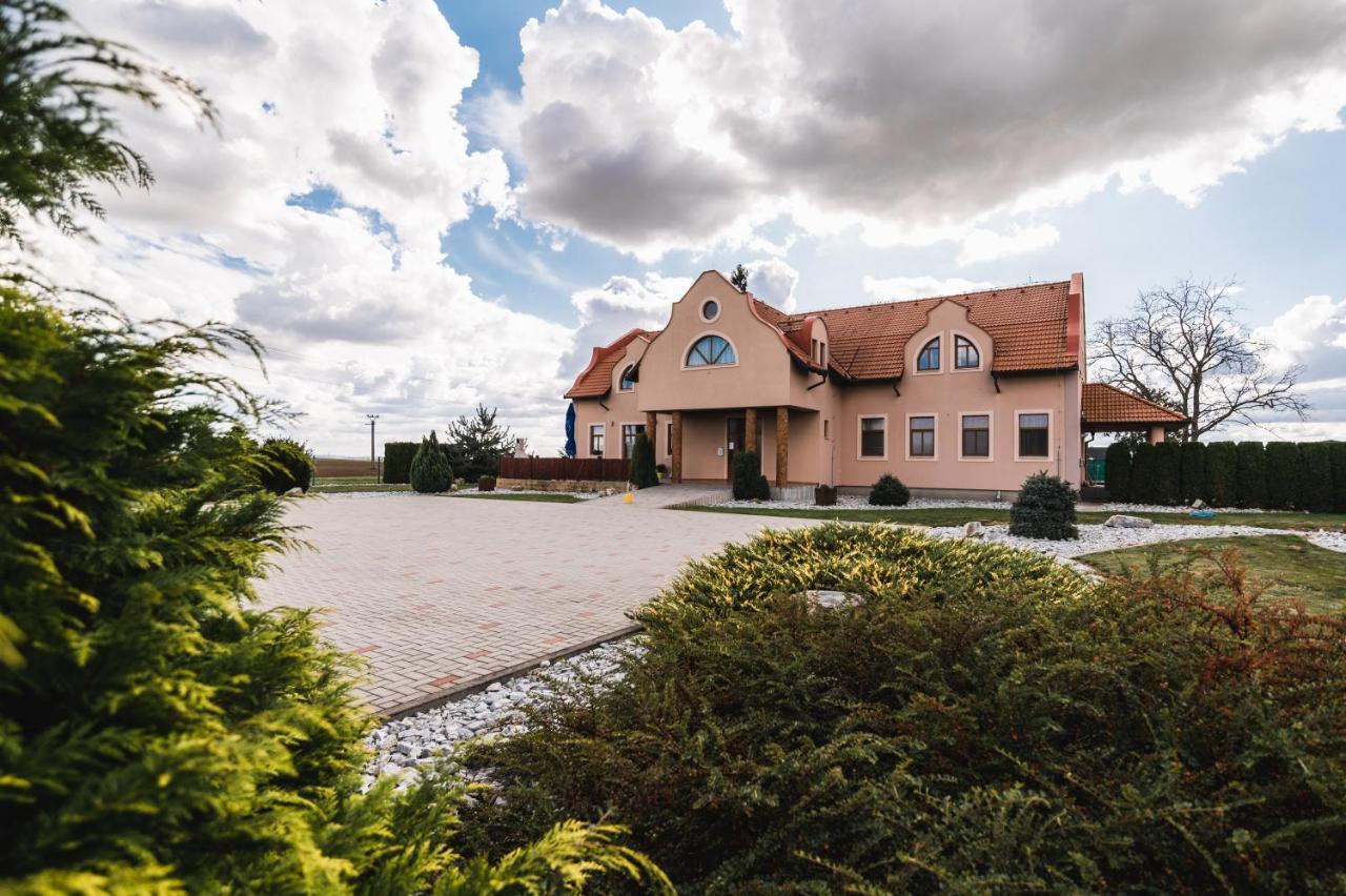 Motel ARD Sarovce Buitenkant foto